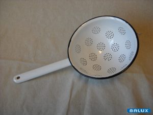 TÉSZTASZŰRŐ ZOMÁNC 18CM 53/18